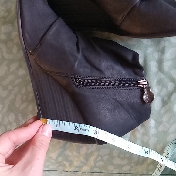 Sz8 Blowfish Leather Wedges LIKE NEW Charcoal, Zip with design Fish Pendant sexy - Picture 6 of 8